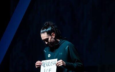 Breanna Stewart, estrella de la WNBA, levanta cartel de “Abolir ICE”