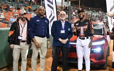 Bryan de la Cruz recibe yipeta JAC JS6 por premio al MVP de Lidom