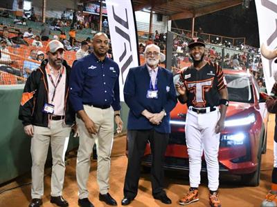 Bryan de la Cruz recibe yipeta JAC JS6 por premio al MVP de Lidom