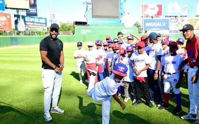 Fedom, MLB y gerencia del Clásico Mundial hacen clínica de béisbol