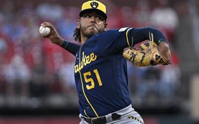 Freddy Peralta pacta con los Mets