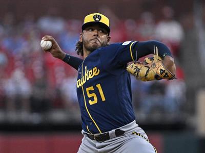 Freddy Peralta pacta con los Mets