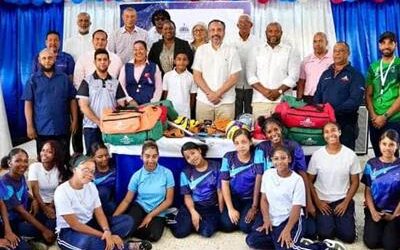 Inefi remoza canchas deportivas en Miches