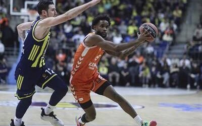 Jean Montero encesta 19 en triunfo del Valencia