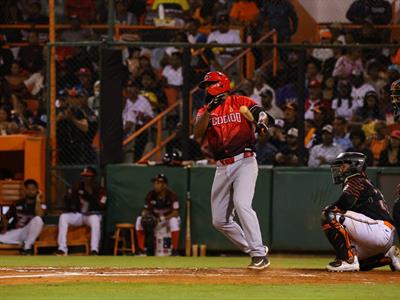 Navarro y Lake golpean a los Toros y Escogido se pone 2-0