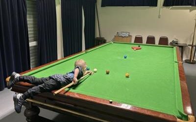 Jude Owens bate dos récord Guinness de billar con dos años de edad