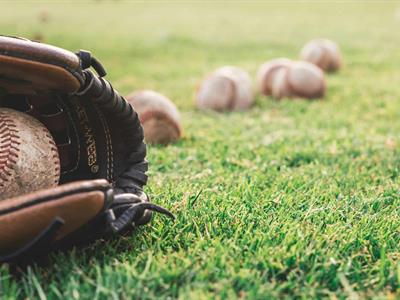 Prospecto en estado delicado tras recibir batazo en la cabeza