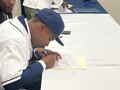 Tampa Bay asegura al dominicano Víctor Valdez por US$3.5 millones