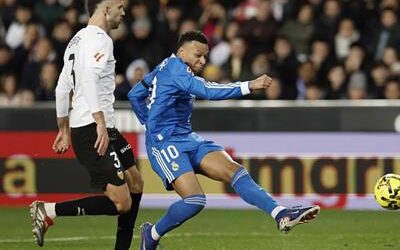 Real Madrid sobrevive en Valencia