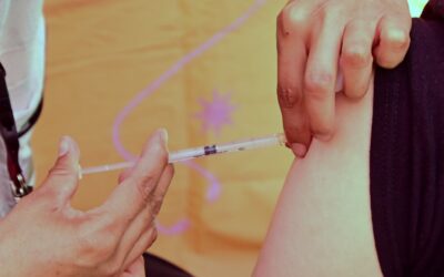 ¿Quiénes no deben vacunarse contra el sarampión, además de los adultos mayores?