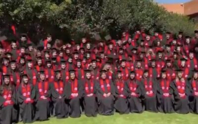 Colapsa templete para foto de graduación en la Ibero con 150 estudiantes; video muestra el momento