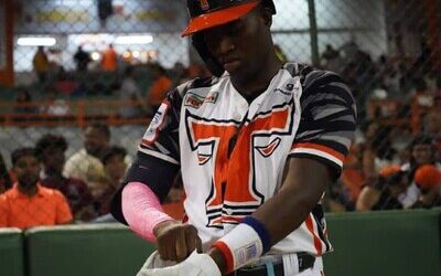 Jesús Sánchez se queda en los Toros del Este