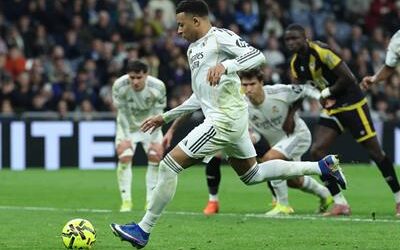 LaLiga: El Real Madrid mantiene el pulso entre silbidos