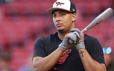 MLB: Samuel Basallo se retira del juego tras sufrir aparente lesión