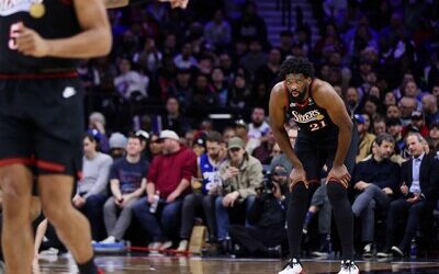 NBA: Joel Embiid se perderá al menos tres partidos por lesión