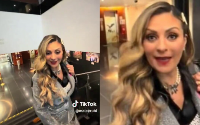 Mariana Ochoa es criticada por atravesarse mientras empleada trapeaba en evento de mujeres líderes