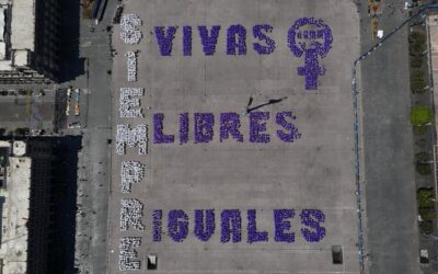 «Siempre vivas», el mensaje monumental que cientos de mujeres formaron en el Zócalo por el 8M