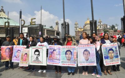Padres de los 43 de Ayotzinapa recorren funeraria en Iguala donde hallaron restos óseos de 2014
