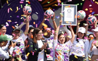 CDMX marca nuevo récord con clase de futbol masiva en el Zócalo