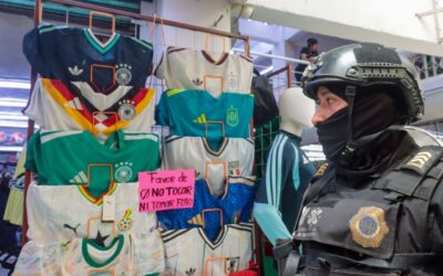 Autoridades decomisan mercancía apócrifa del Mundial 2026 en bodega de Tepito