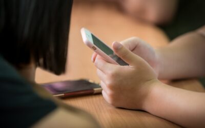 El impacto de pasar la vida en celulares y redes sociales: 1 de cada 4 menores experimenta soledad no deseada