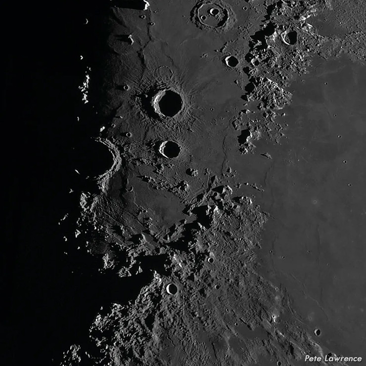 Efemerides_20260323_29_crateres y valles sinuosos7x7