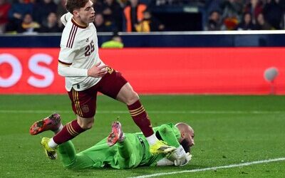 Fútbol: Víctor Muñoz, del fallo en un Clásico a marcar en su debut