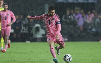 Messi anota su gol número 900