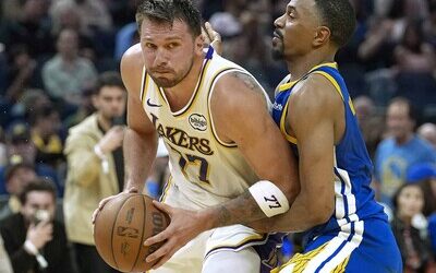 NBA: Doncic brilla en su cumpleaños y los Lakers arrollan a Warriors