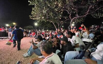 Pantalla gigante para ver el juego del Clásico Mundial de Béisbol