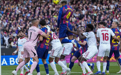 Raphinha brilla con triplete en goleada del Barça al Sevilla