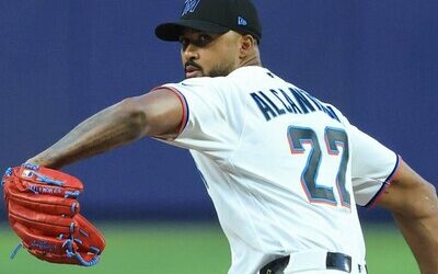 Sandy Alcántara domina en el día inaugural y guía triunfo de Marlins