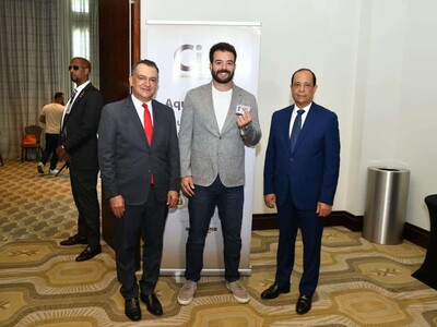 La JCE entrega nueva cédula al equipo del Clásico Mundial de Béisbol