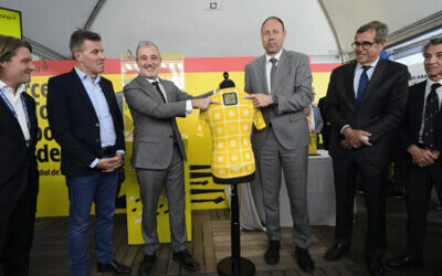 El alcalde de Barcelona presenta el  ‘maillot’ Grand Départ