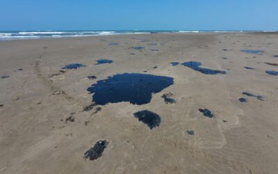 Pemex separa del cargo a tres funcionarios por derrame en Golfo de México