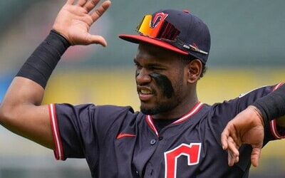 Ángel Martínez, con dos jonrones, lidera a Guardianes sobre Azulejos