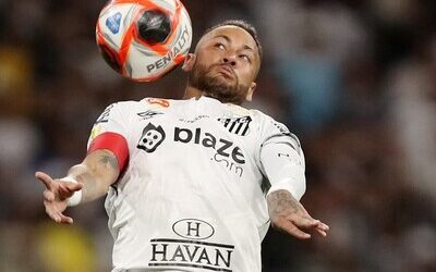 Neymar reaparece con gol, Santos empata