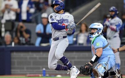 Mookie Betts abandona el encuentro del sábado por molestias físicas