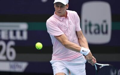 Jannik Sinner vuelve a vencer e iguala a Pete Sampras
