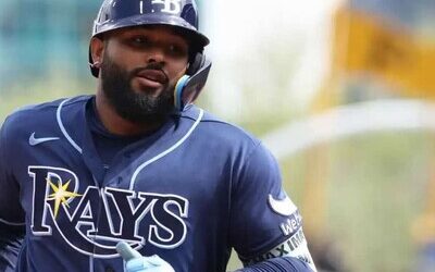 Junior Caminero abandona partido tras golpearse la cara con un foul