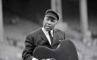 MLB: Emmett Ashford primer árbitro negro en ponchar un blanco