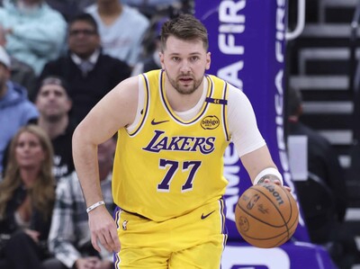 NBA: Doncic vuelve con 42 puntos en otra noche de récord de LeBron