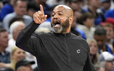J. B. Bickerstaff de los Pistons,  entrenador del año de la NBA