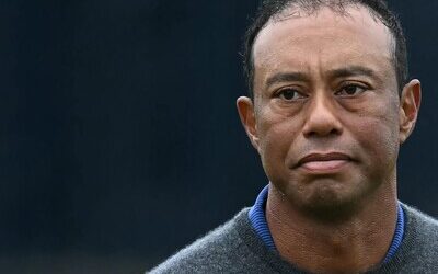 Video muestra que Tiger Woods miraba su móvil en el momento