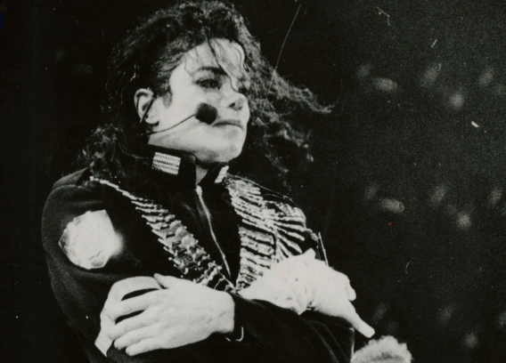¿Quién tiene el vestuario original de Michael Jackson?