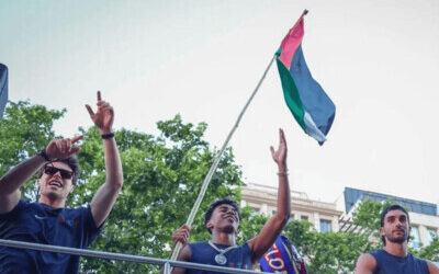 A Flick no le gustó ver a Lamine Yamal con una bandera palestina