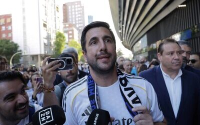 Enrique Riquelme entrega documentación para presideir Real Madrid