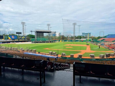 Retiran carpeta del Estadio Quisqueya