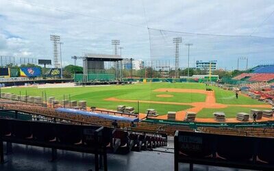 Retiran carpeta del Estadio Quisqueya