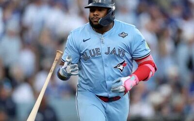 MLB: Guerrero Jr. sale de juego al ser golpeado en el codo
